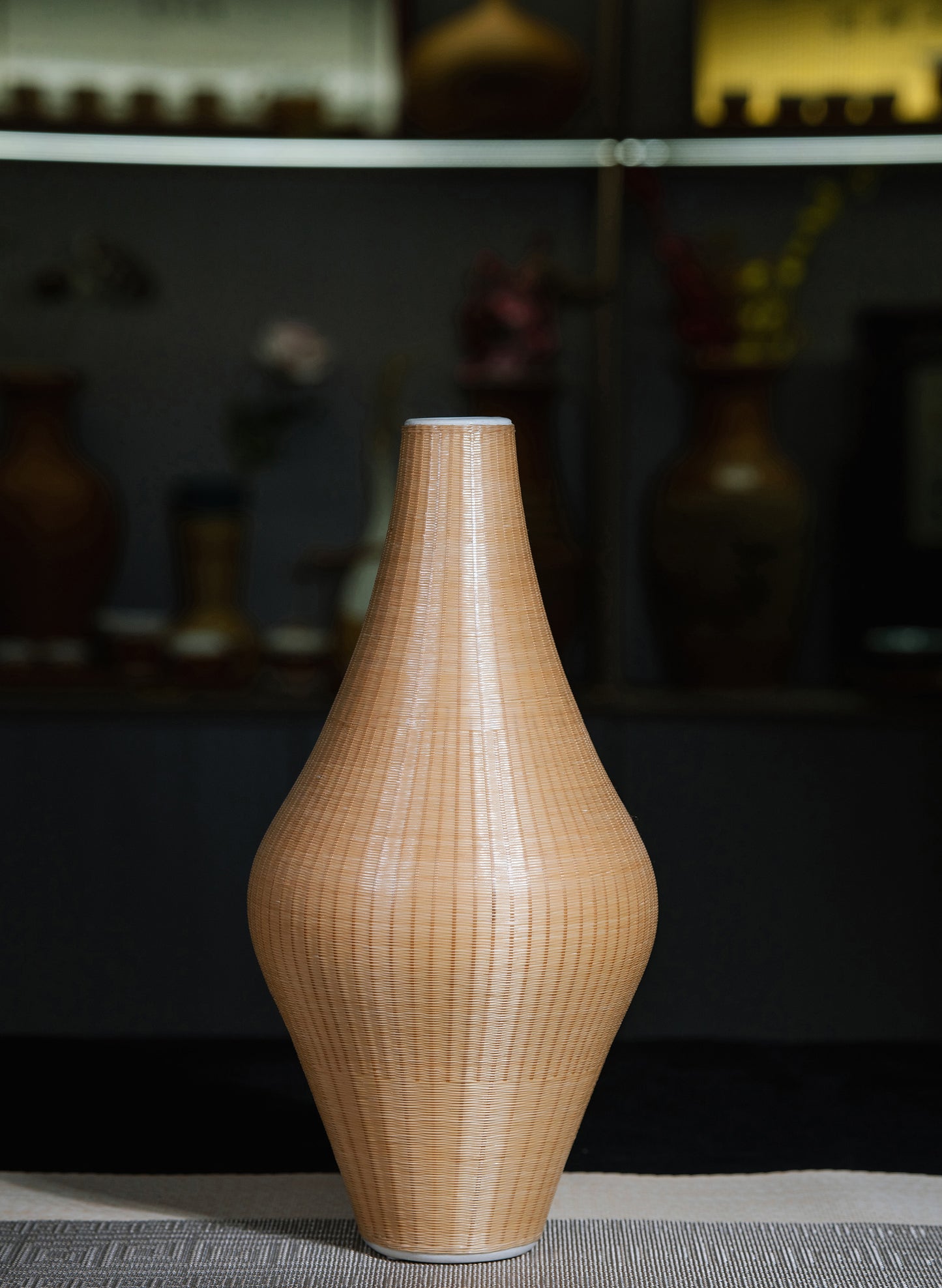 Diamond-Shaped Porcelain and Bamboo Woven Vase – The Perfect Blend of Elegant Design and Traditional Craftsmanship