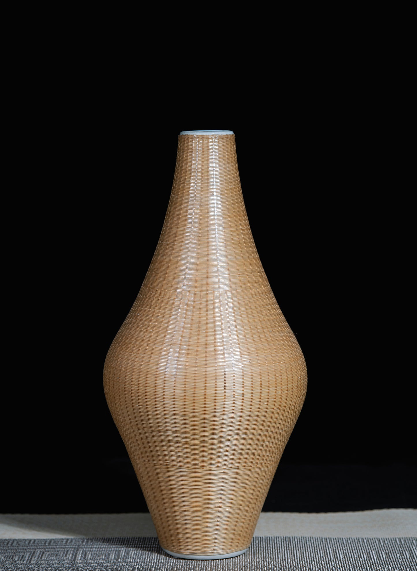 Diamond-Shaped Porcelain and Bamboo Woven Vase – The Perfect Blend of Elegant Design and Traditional Craftsmanship